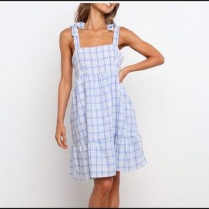 Petal and Pup Beattie Dress size 4 blue and white with pockets